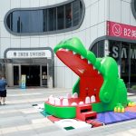 一秒喚醒童趣魂! 三創園區將「咬人鱷魚巨大化」 變身超萌景點免費拍還可「扭出幸運扭蛋」!